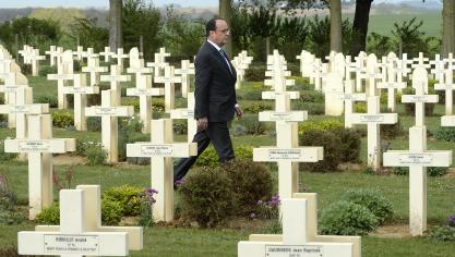 Un moment fort, François Hollande seul dans la nécropole française.
