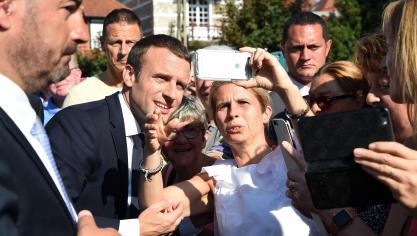 Nouveaux selfies en perspective pour Emmanuel Macron au Touquet. Photo Guy DROLLET La Voix du Nord