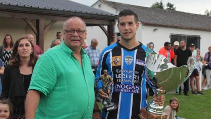 Nordine, capitaine du jour, a reçu le trophée, synonyme de victoire dans ce tournoi pour Crécy-sur-Serre.